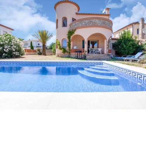 Modern Holiday Home in St Pere Pescador with Terrace