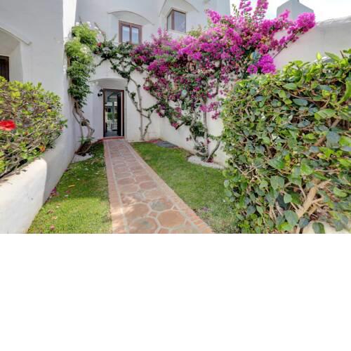 Modern house only a 3 minute walk to the beach.