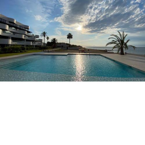 Modern luxury 3-Bed Apartment front beach line