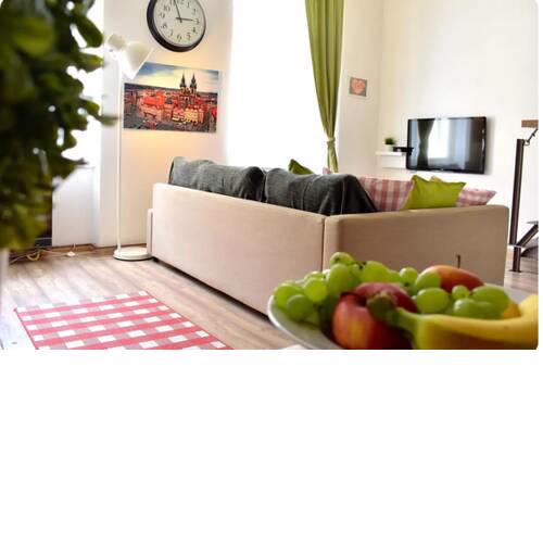 Modern, newly refurbished: GREAT CENTRAL LOCATION!
