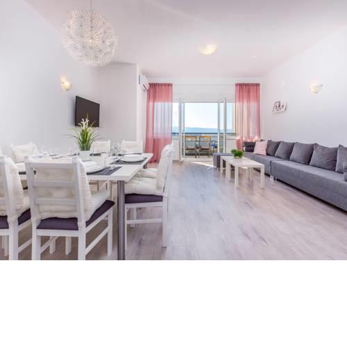 Modern Villa in Dramalj with Jacuzzi