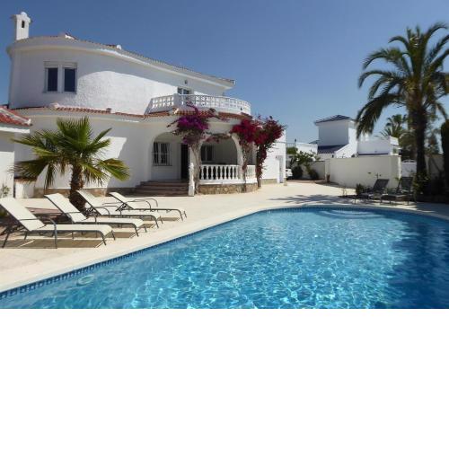 Modern villa with great location