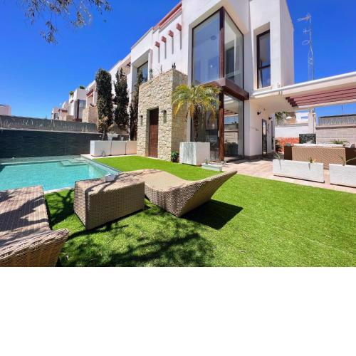 Modern Villa with Private Pool and Jacuzzi CQ1