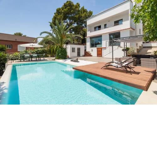 Moderna casa con piscina y amplio jardín.