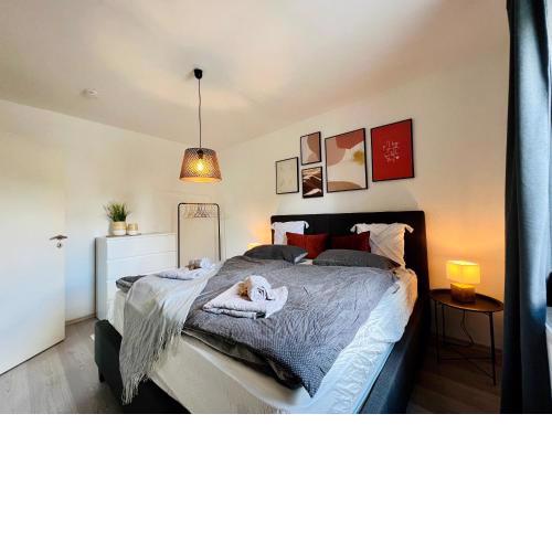 Moderne Ferienwohnung - ruhige & optimale Lage - inkl. Arbeitsplatz - Parkplatz - Küche - Netflix - für 4 Personen