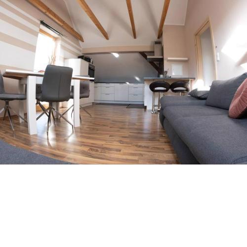 Moderne, gemütliche DG-Wohnung in ruhiger Lage