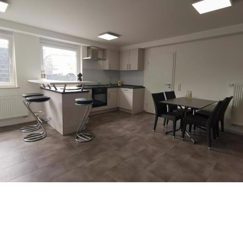 Moderne Wohnung mit Terrasse und eigenem Zugang.