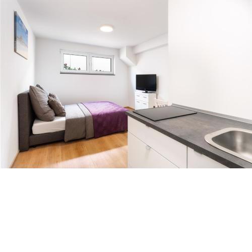 Modernes Basement-Studio im UG mit Queensize-Boxspringbett und Walk-In Dusche mit guter Anbindung in die Innenstadt