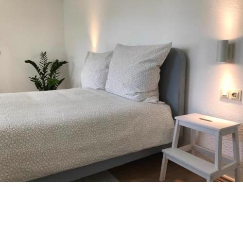 Modernes, sonniges Zimmer mit eigenem Bad