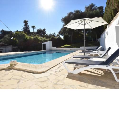 Modernised detached villa, XL swimming pool, spacious plot near the beach