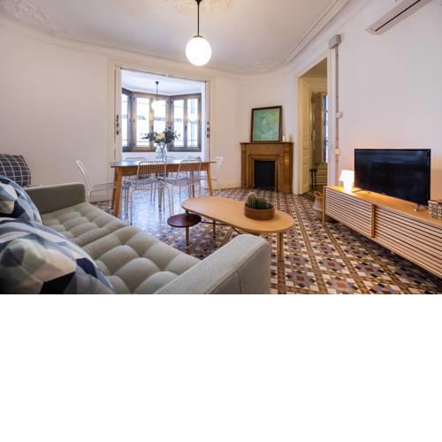 MODERNIST APARTMENT FOR LARGE GROUPS IN EIXAMPLE