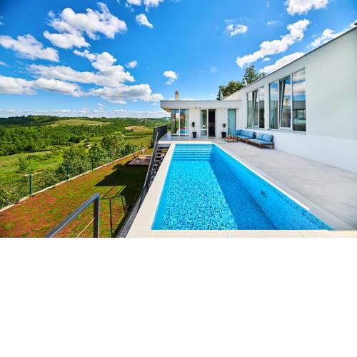 Momjan Villa Sleeps 8 with Pool Air Con and WiFi