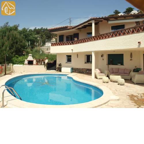 Montbarbat Villa Sleeps 8 with Pool and WiFi