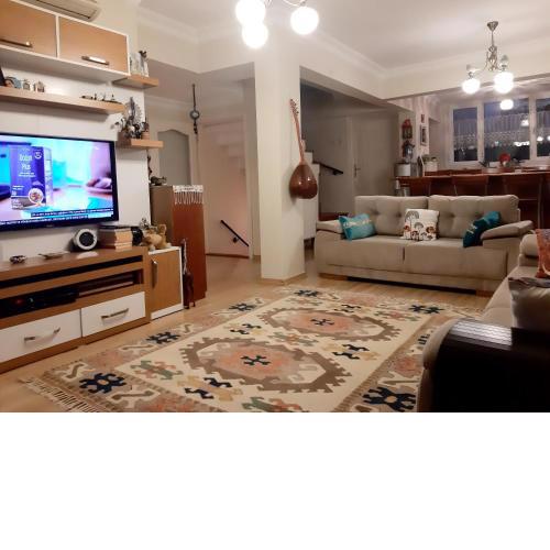 Müstakil, bahçe verandası ve balkon imkanı sunan rahat bir evde 4 kişilik ve 2 kişilik oda