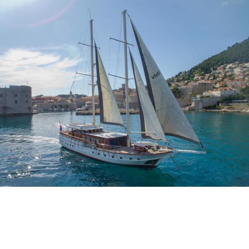 M/Y VIVERE