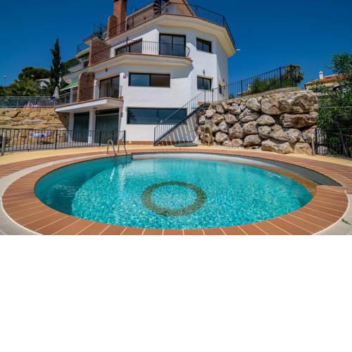 N&A Benalmádena Stunning 2BDR Villa with Sea Views
