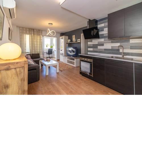 N&A Myramar 1BDR Recently Renovated Penthouse