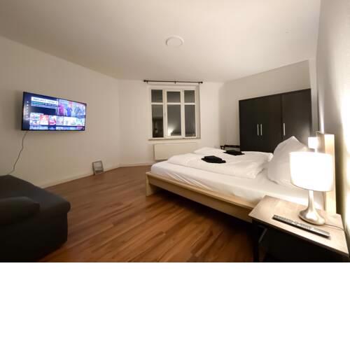 Nah an Porsche & Flughafen - Schreibtisch, sehr schnelles Internet & Queensize-Bett