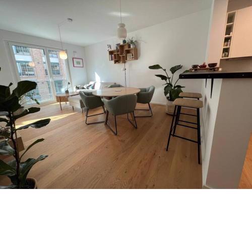 Nähe Messe: Zentrale Wohnung mit Balkon und Loggia