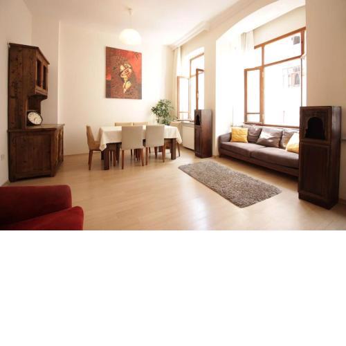 Neat Oriental flat at the hip area of Kadikoy