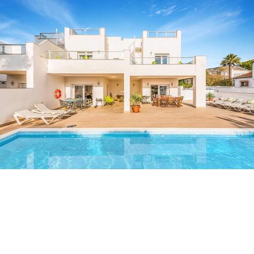 Nerja Villa Sleeps 14 Pool Air Con WiFi