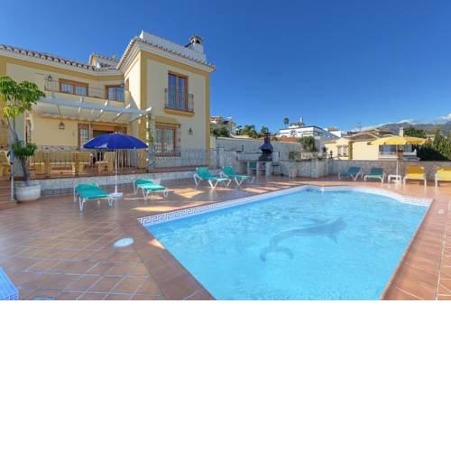 Nerja Villa Sleeps 8 Pool Air Con WiFi