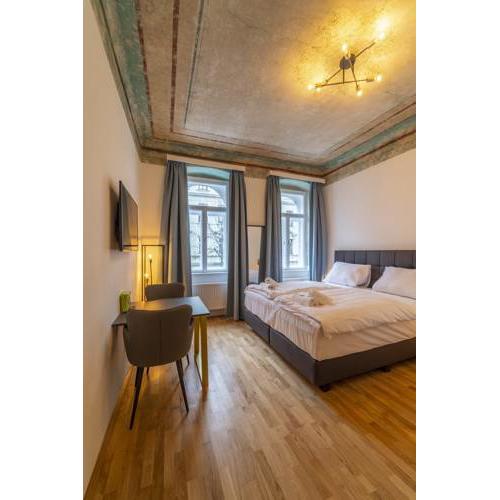 New, Beautiful Apartment next to the UNO/VIC