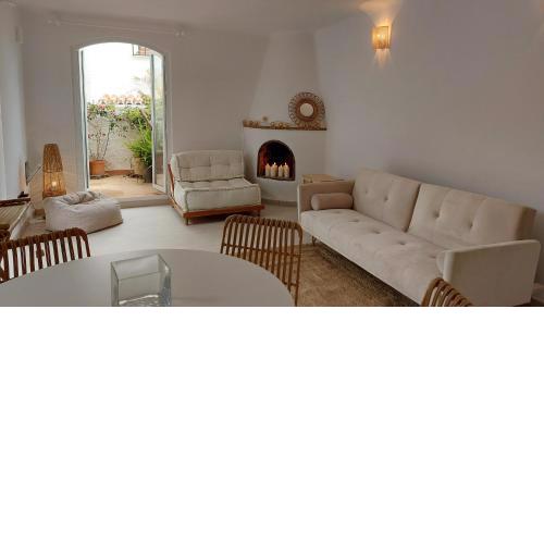 New Boho Home with Pool, Balcony and Private Garden