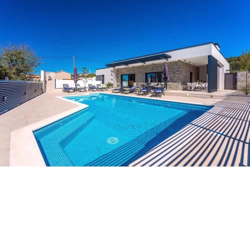 NEW! Casa Mia with 40sqm private swimming pool with massage, 4 spacious bedrooms