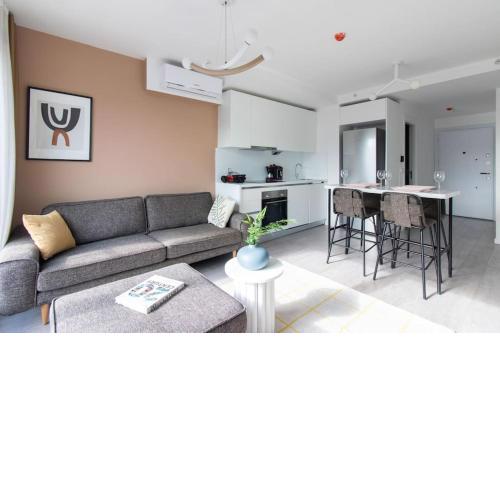 New & Chic 2 BR Apartment w Gym and Shuttle #116
