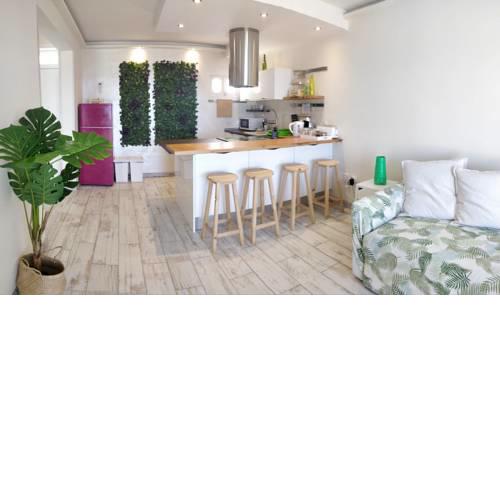 New Deluxe Stunned Seaview 2 bed Apt
