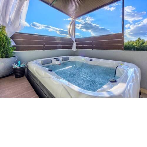 New, modern apartment with HOT TUB