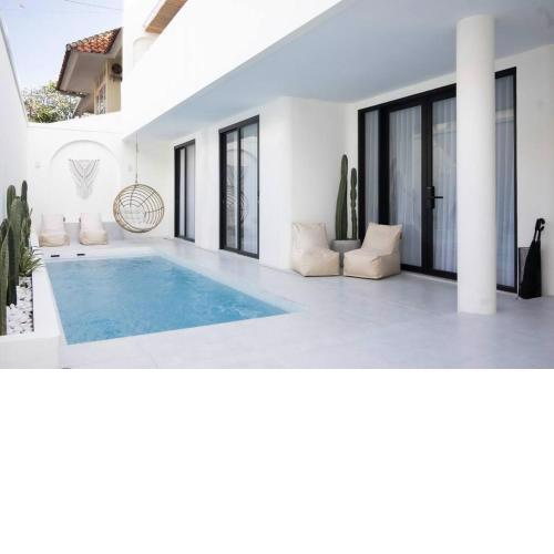 New Modern Beach Villa in Seminyak- w/WiFi/TV