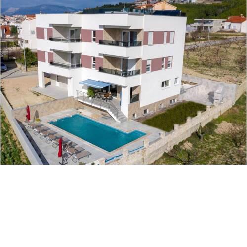 NEW modern villa with private pool for 12 persons