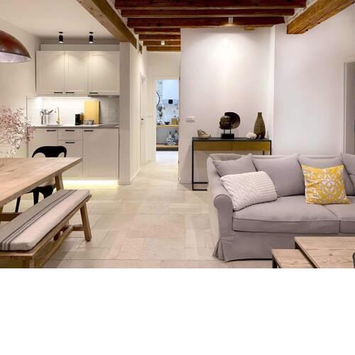 Newly renovated old town Chic apartment
