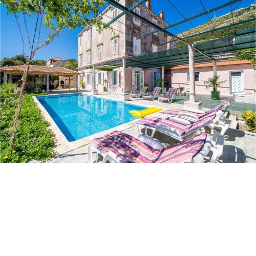 Nice apartment in Dubrovnik with Outdoor swimming pool, WiFi and 5 Bedrooms