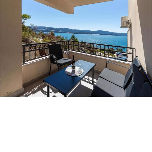 Nice apartment in Komarna with WiFi and 3 Bedrooms