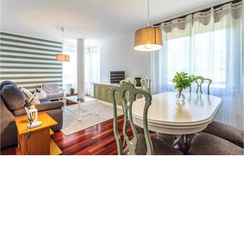 Nice apartment in Montouto-Teo with WiFi and 4 Bedrooms