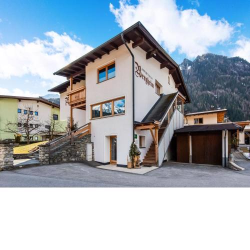 Nice apartment in Umhausen next to the petting zoo