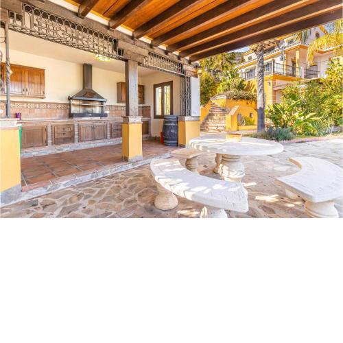 Nice home in Alozaina with WiFi, Outdoor swimming pool and 5 Bedrooms