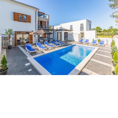Nice home in Banjole with Outdoor swimming pool and 4 Bedrooms