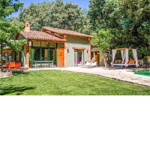 Nice home in Candeleda with WiFi, Outdoor swimming pool and 4 Bedrooms