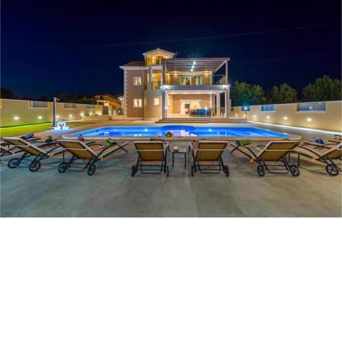 Nice home in Dubrava kod Sibenika w/ Outdoor swimming pool, WiFi and 5 Bedrooms