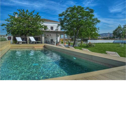 Nice home in Granada with Outdoor swimming pool, WiFi and 5 Bedrooms