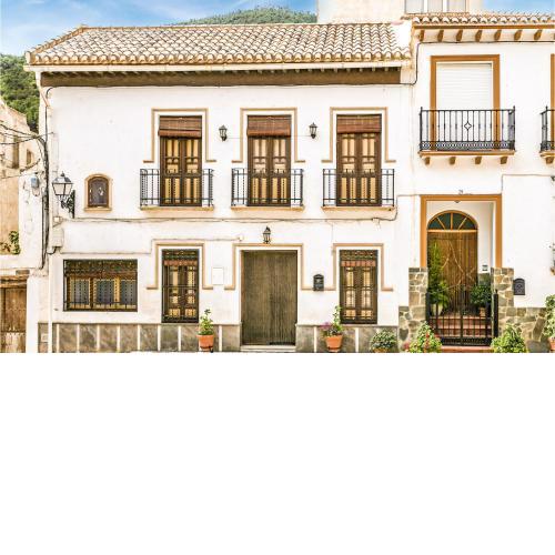 Nice home in Pinos del Valle with 5 Bedrooms