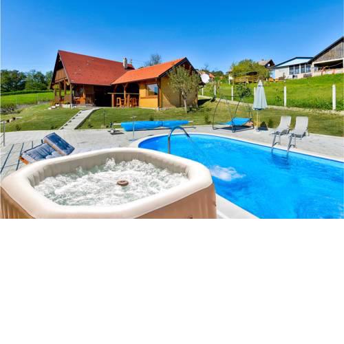 Nice home in Radakovo w/ Sauna, WiFi and Outdoor swimming pool