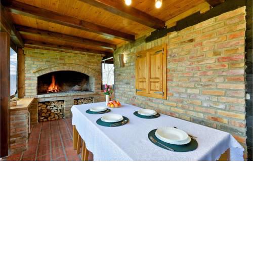 Nice home in Sisinec w/ 2 Bedrooms