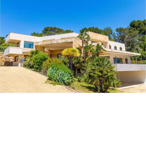 Nice home in Sotogrande with Outdoor swimming pool, WiFi and 6 Bedrooms