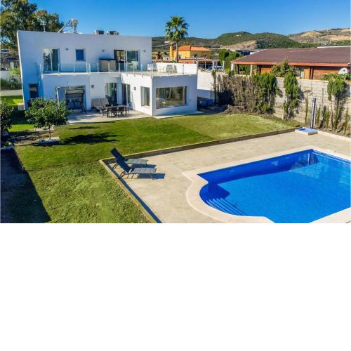 Nice home in Valle Romano-Estepona with 3 Bedrooms