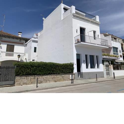 Nice house on the beach, where all year round, its summer